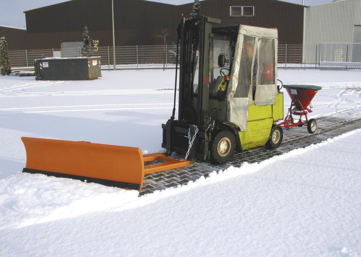 Schneeschieber in massiver Ausführung Milieu 1 ZOOM