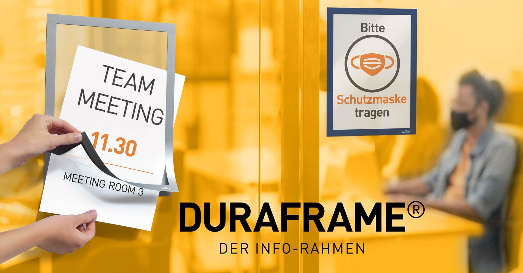 DURAFRAME Informationsrahmen mit Meeting-Aushang an einer Glaswand im Büro