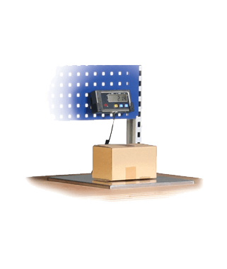 Digitale Tischwaage wiegt ein Paket zur Bestimmung des Versandgewichts