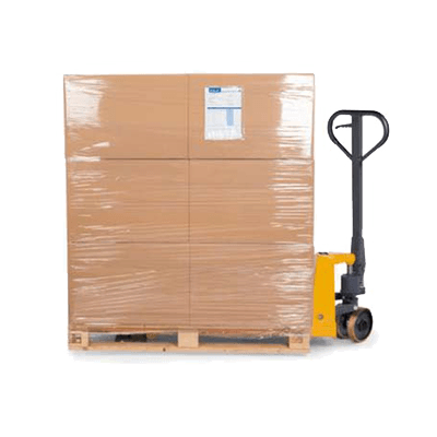 Palettenhubwagen transportiert eine Palette mit Waren im Lager