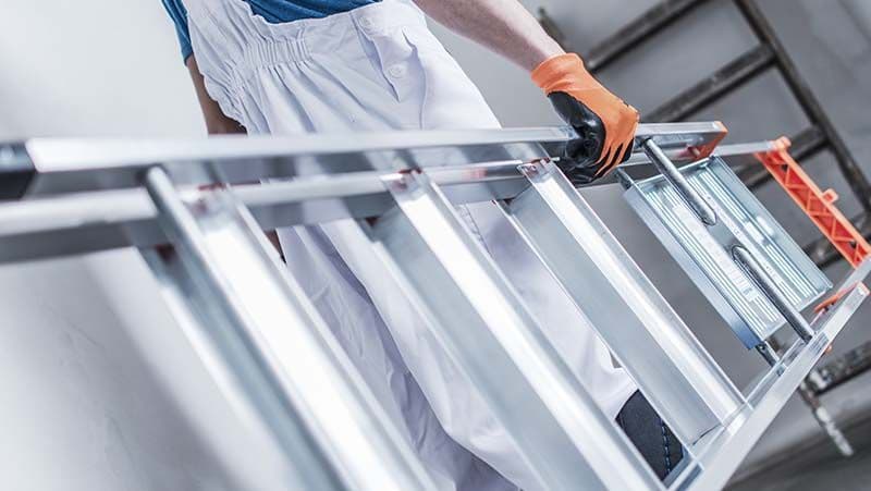 Checkliste für sichere Nutzung von Leitern, Tritten und weiteren Steighilfen