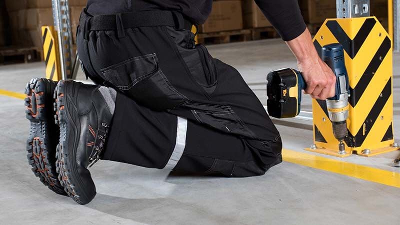 Montage von Ramm- und Anfahrschutz zum Schutz von Maschinen und Inventar im Lager