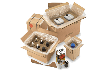 Versandkarton mit Polstermaterial und zerbrechlichen Produkten für sicheres Verpacken