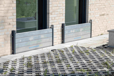 Hochwasserschutz Barrieren schützen mehrere Gebäudeeingänge vor Starkregen und Hochwasser