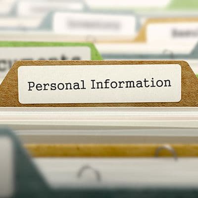 Ordner mit der Aufschrift Personal Information als Beispiel für personenbezogene Daten