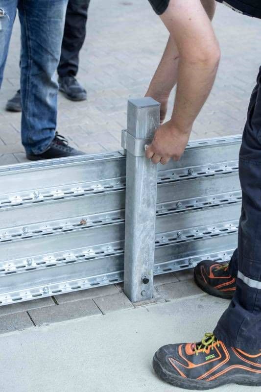 Montage eines modularen Hochwasserschutzsystems mit Aluminium-Barrieren