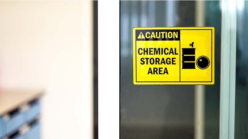 Warnschild Chemical Storage Area als Hinweis auf einen Lagerbereich für Gefahrstoffe