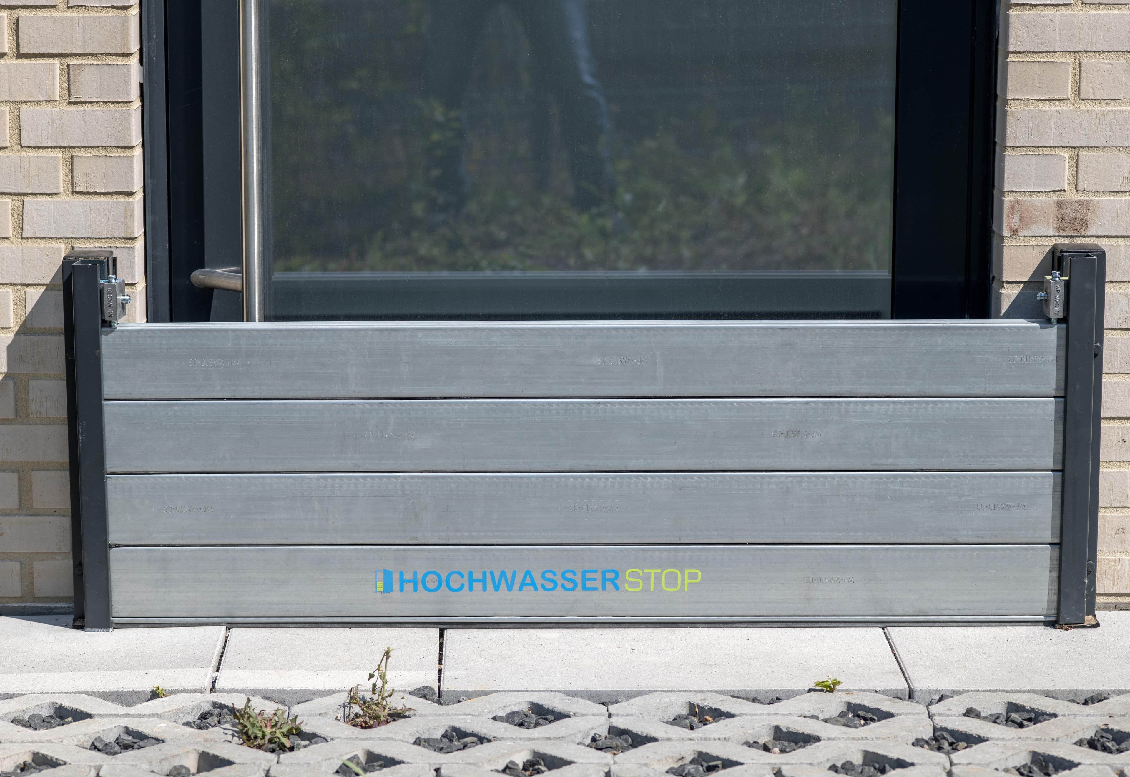 Installierte Hochwasserschutz Barriere vor einem Hauseingang